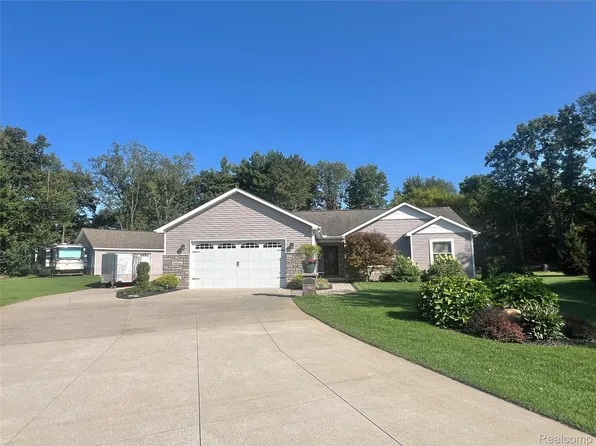 4565 Pommore Dr, Milford, MI 48380