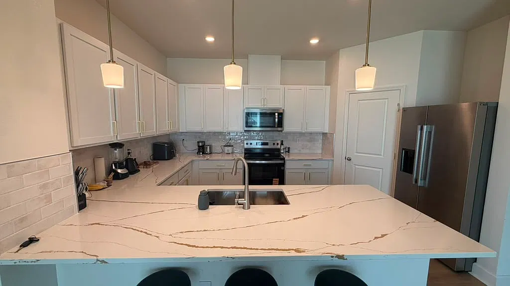 3 bed, 2.5 bath, 2100 sqft, $1,250 — Photo 2