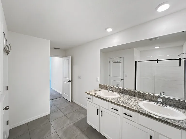 5563 SW 43rd Ct — Photo 2