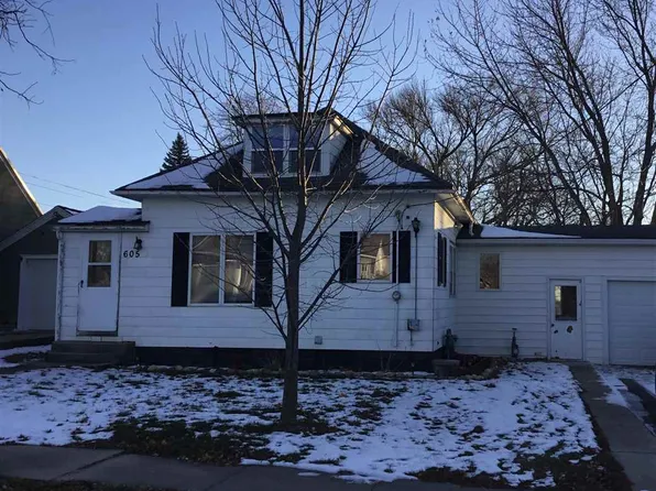 605 E Jackson St, Wellsburg, IA 50680