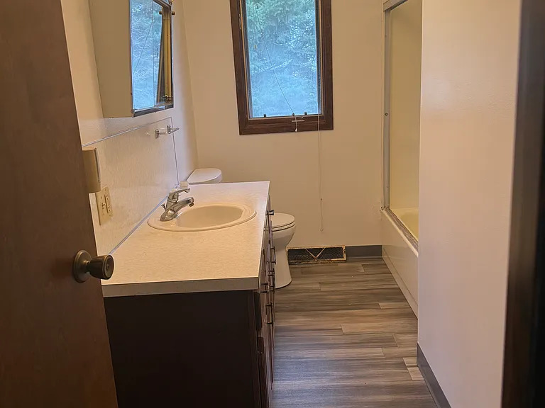 Main bathroom with shower/tub