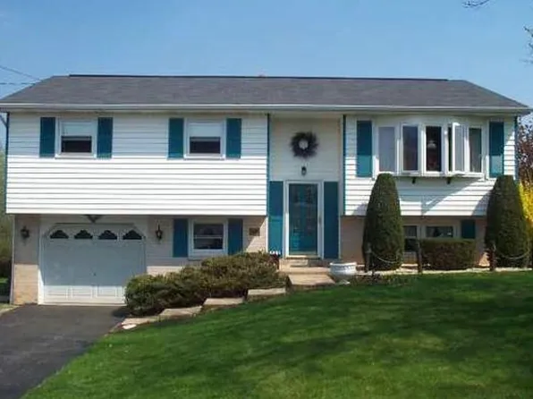 4011 Charity Dr, Red Lion, PA 17356