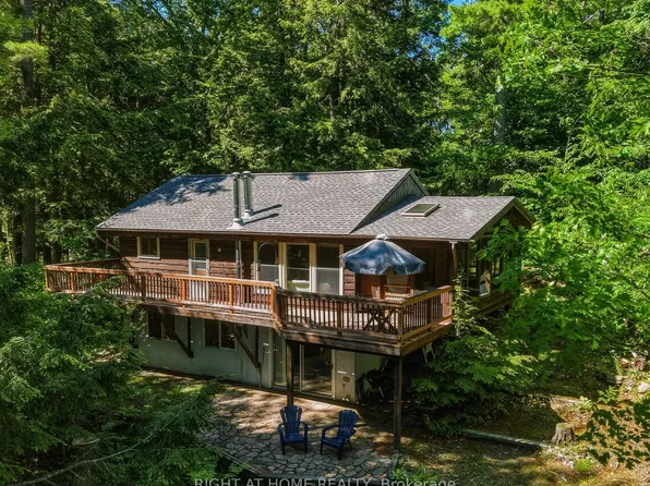 1527 Moon River Rd, Muskoka Lakes, ON P0C 1A0