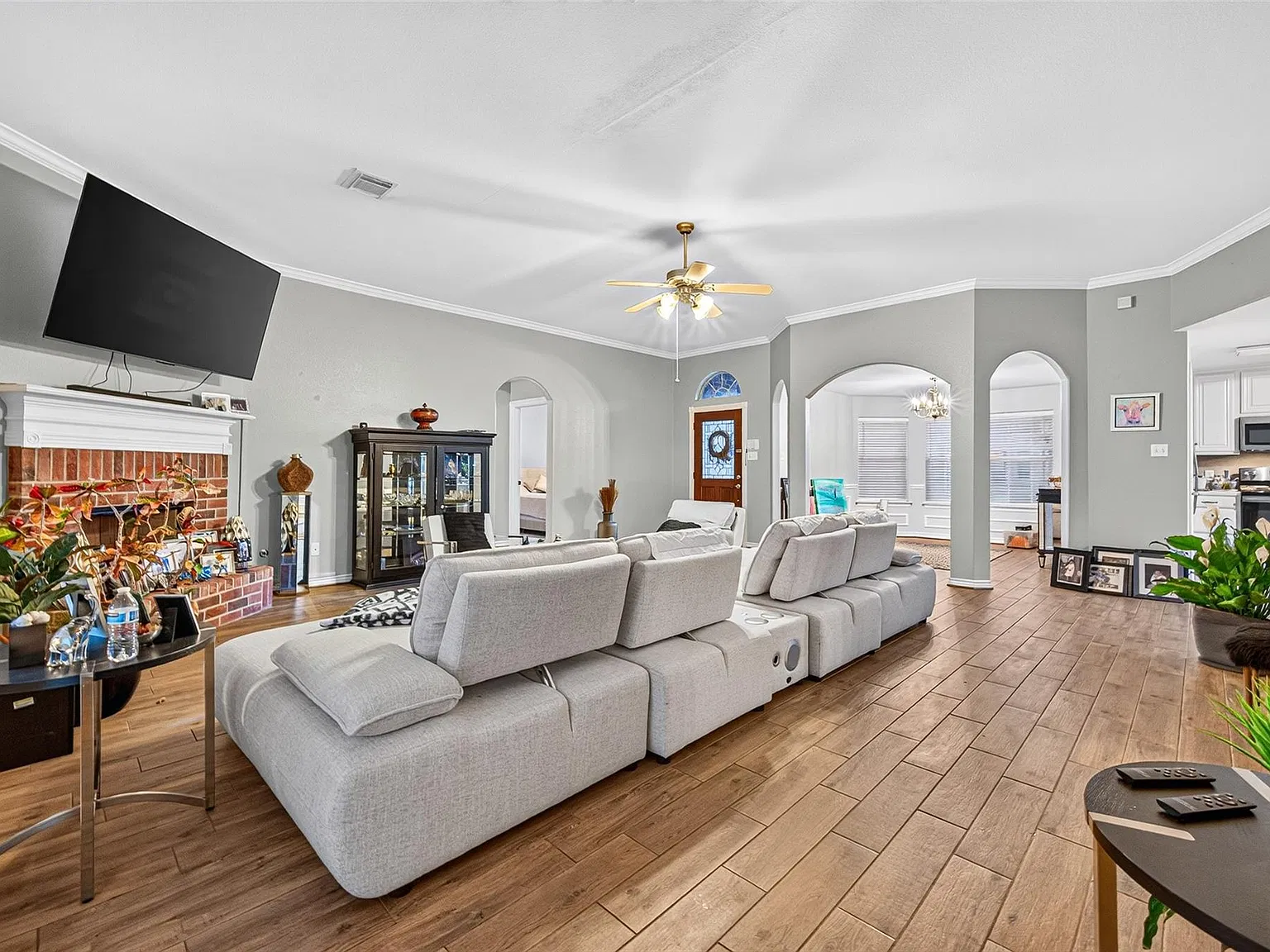 3 bed, 2.0 bath, 1822 sqft, $2,200 — Photo 4