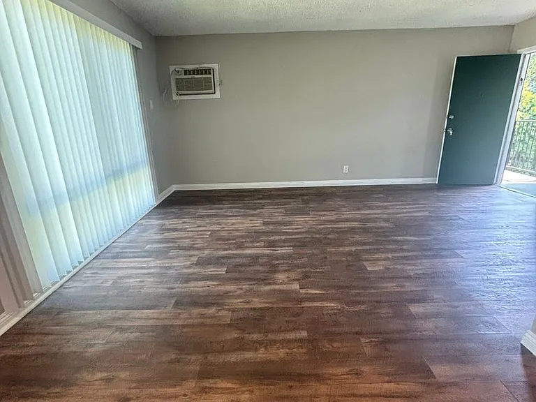 933 S Roberts St — Photo 3