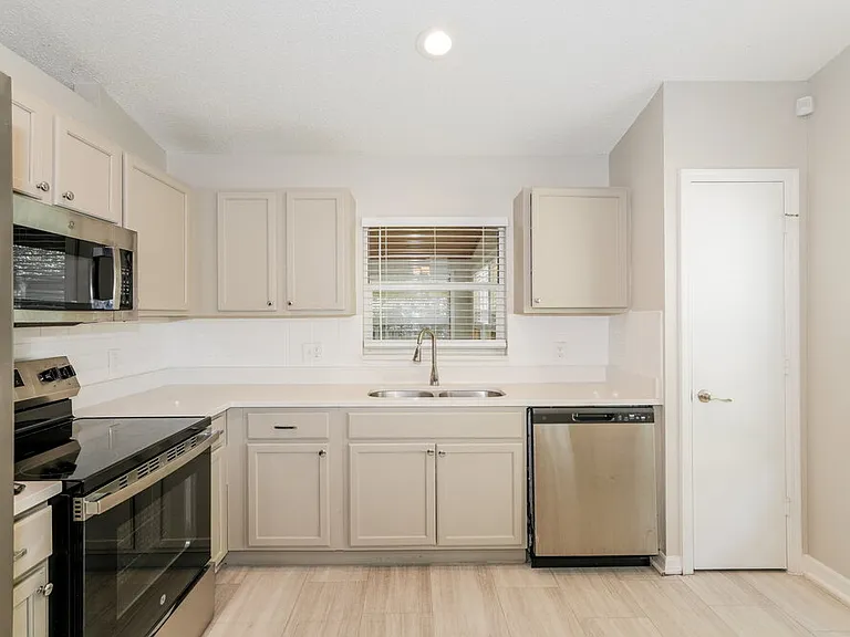 26808 Haverhill Dr — Photo 8