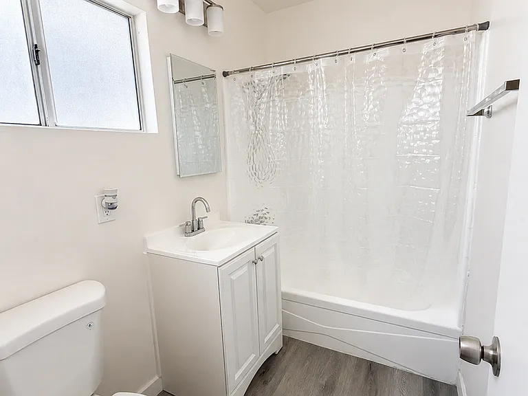 111-115 E Beach Ave — Photo 12