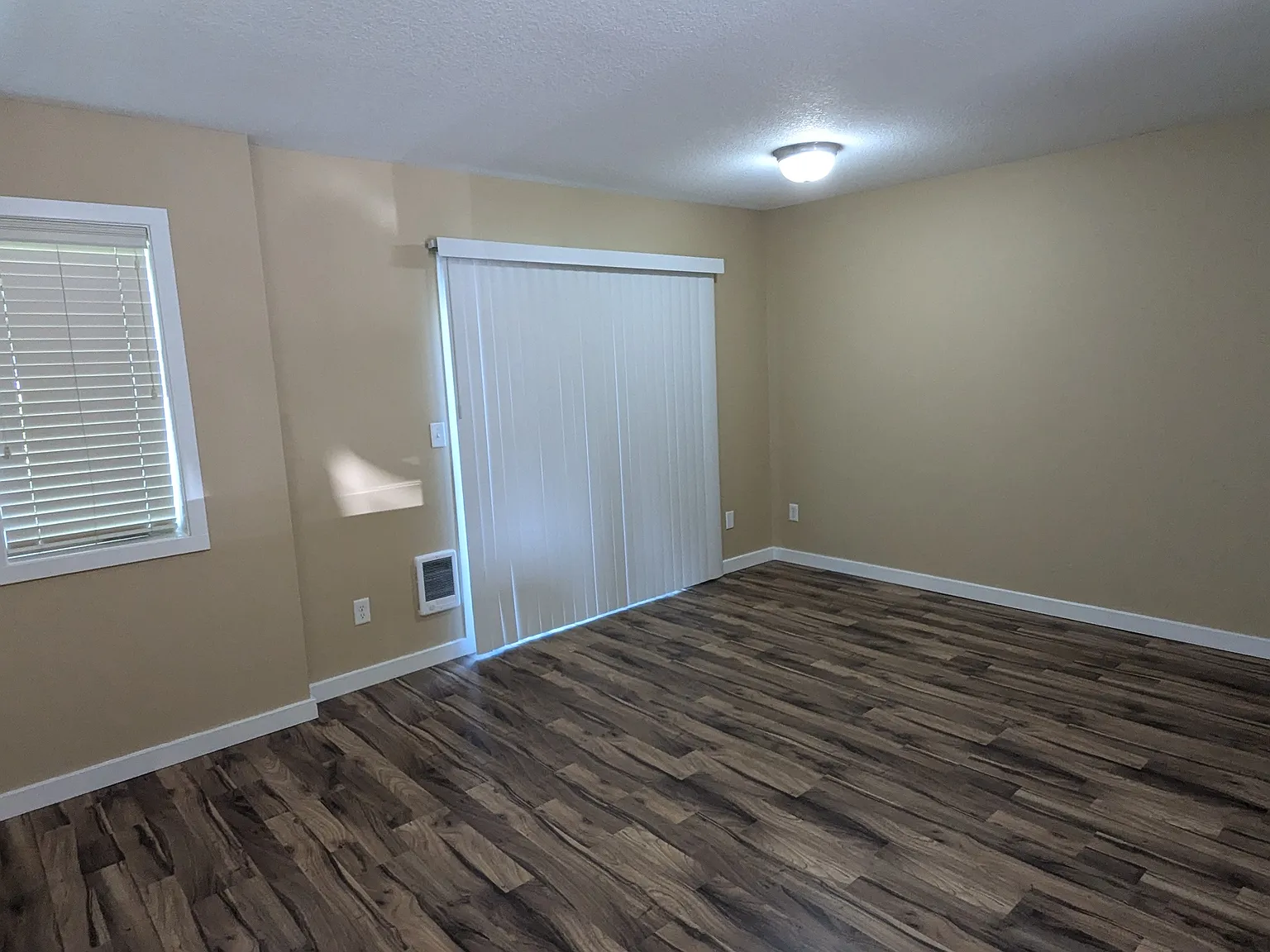3 bed, 2.5 bath, 1250 sqft, $2,100 — Photo 2