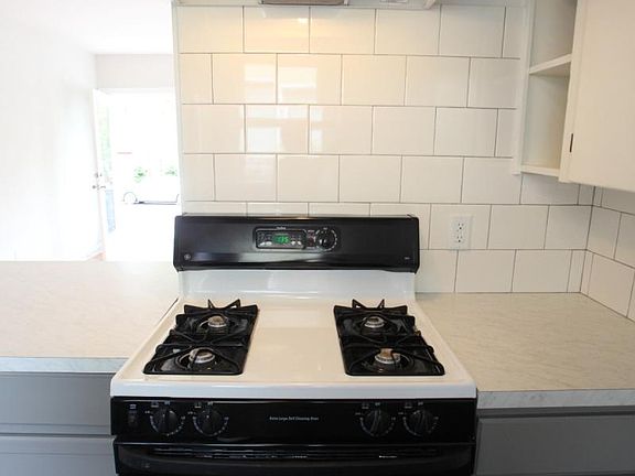 Stove with tile backsplash