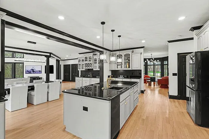 6986 Montgomery Dr — Photo 11