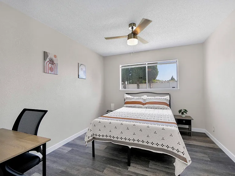 Cozy room with ceiling fan and miniblinds