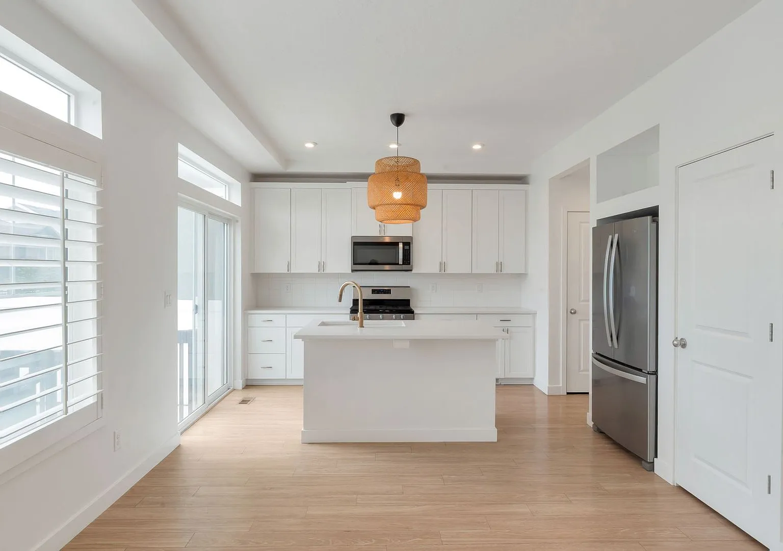 Like New Chic, Modern Spotless w 2 car attached — Photo 2