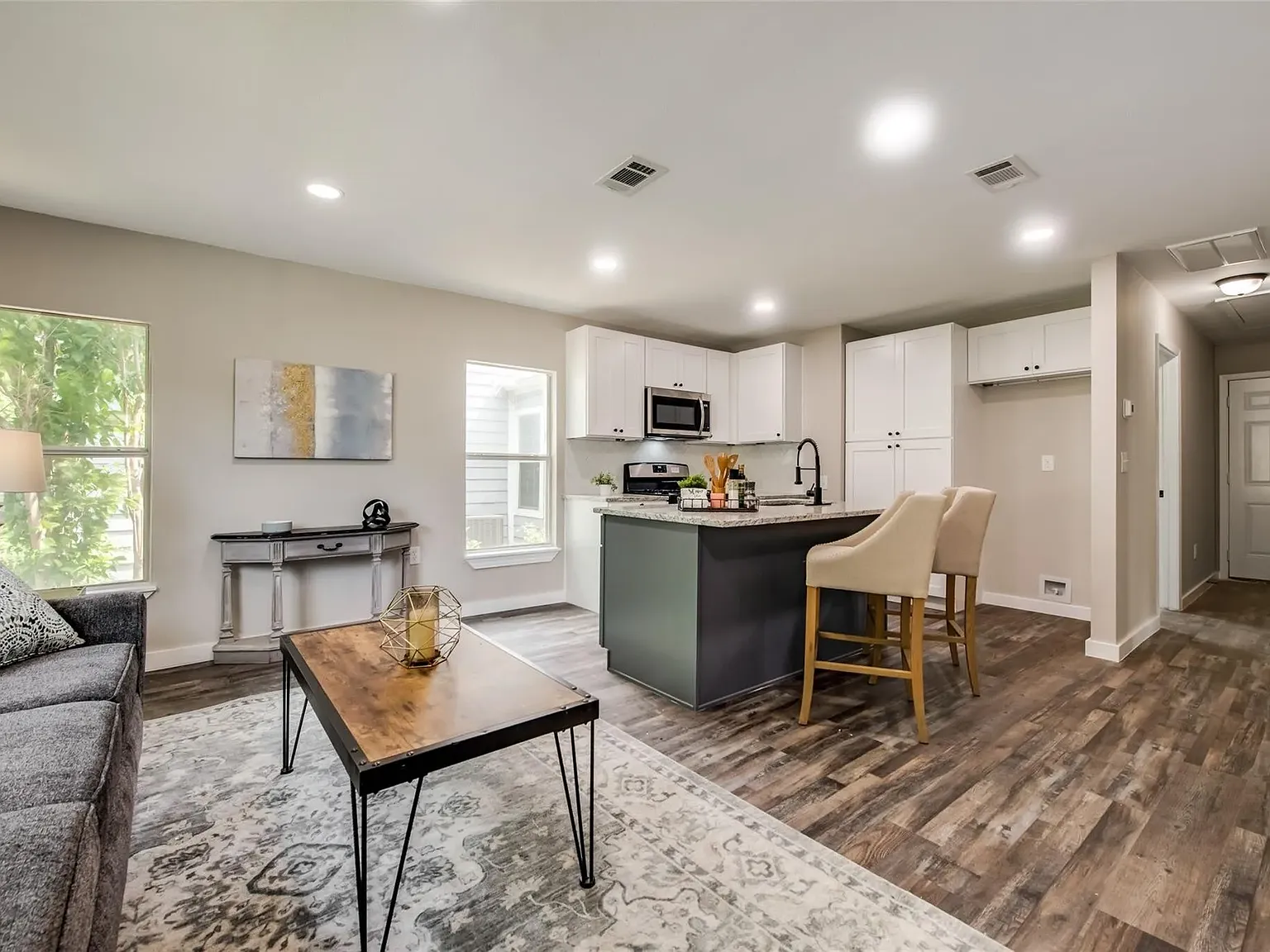 3 bed, 922 sqft, $2,295 — Photo 4