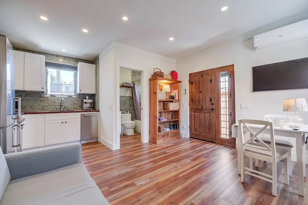 Studio, 300 sqft, $1,900 — Photo 1