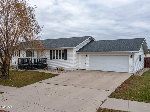 1520 Saint Marys Dr, Crookston, MN 56716