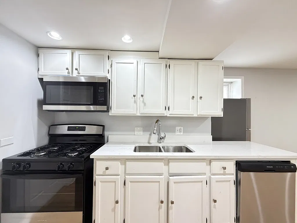 Attractive 1 Bed, 1 Bath at Wolcott + Augusta (West Town) — Photo 4