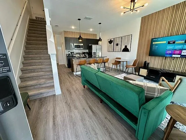 3 bed, 3.0 bath, 1360 sqft, $2,250 — Photo 3