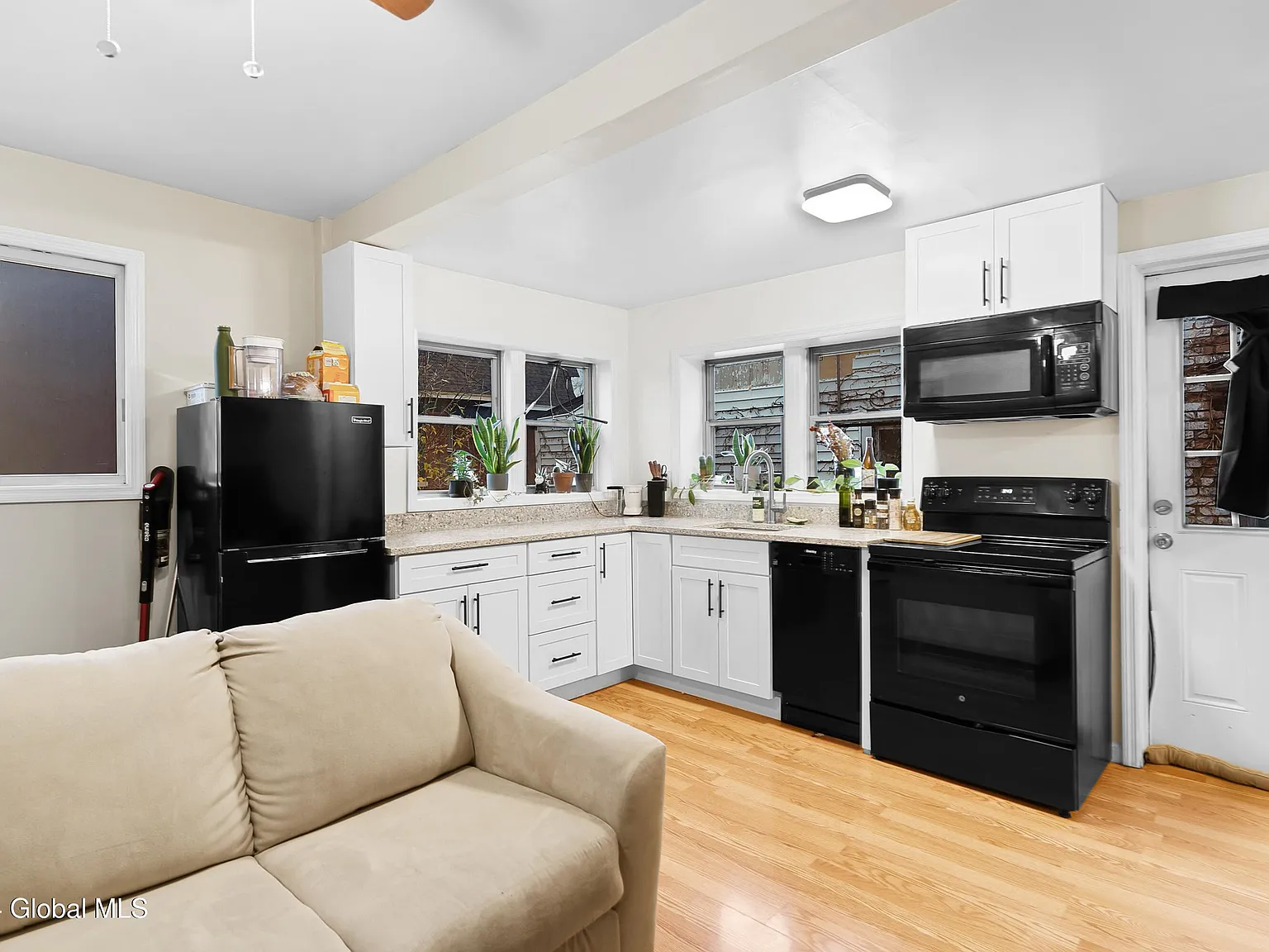 2 bed, 850 sqft, $1,585 — Photo 2