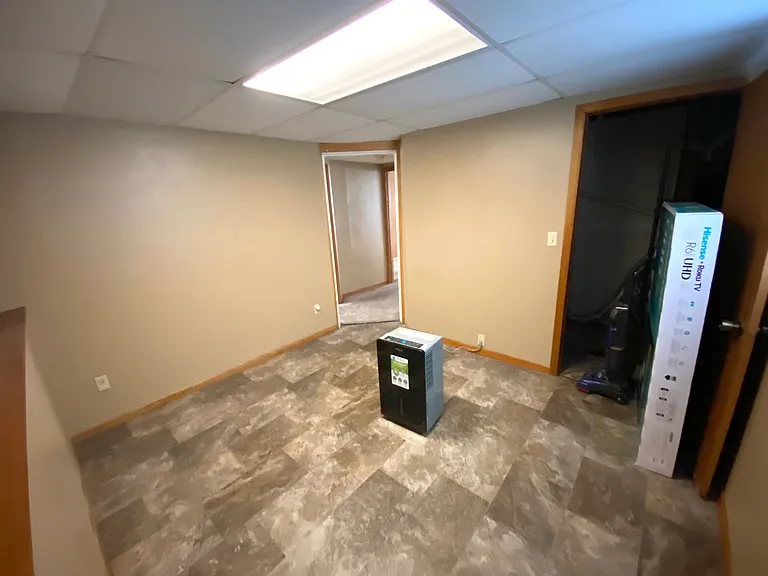 907 Colonial Dr — Photo 3