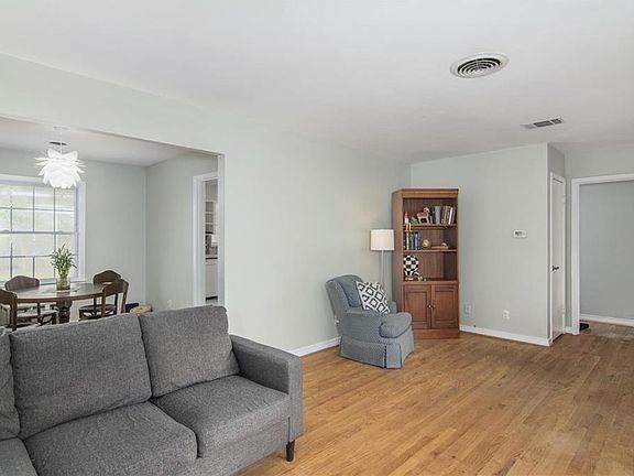 5th image of 3073 Newcastle Dr