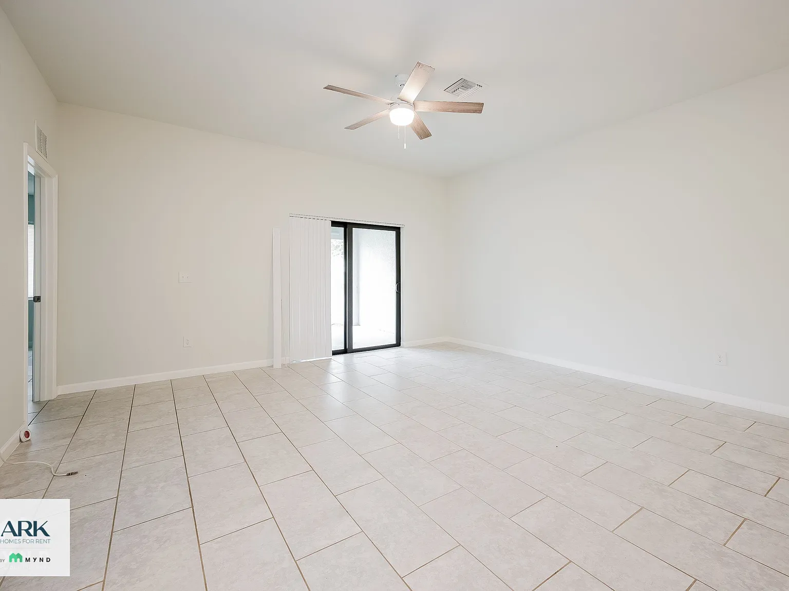 3 bed, 2.0 bath, 1247 sqft, $2,049 — Photo 4