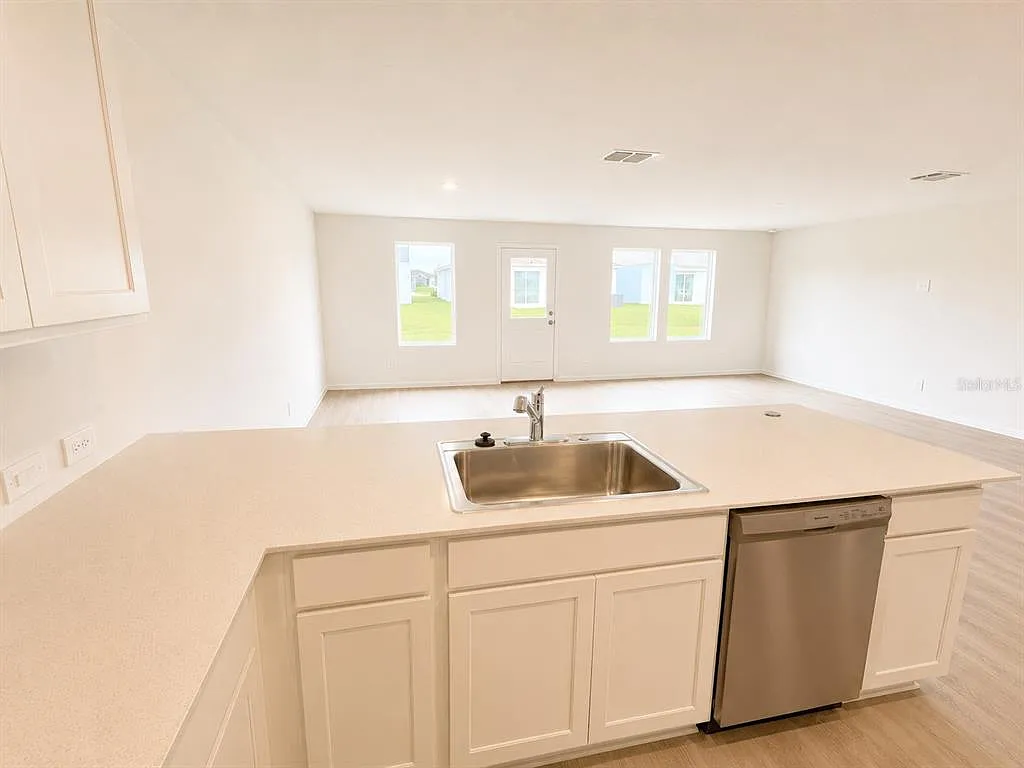 4 bed, 2.0 bath, 1733 sqft, $2,200 — Photo 4