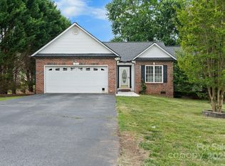 103 Pine Meadows Cir, Hickory, NC 28601