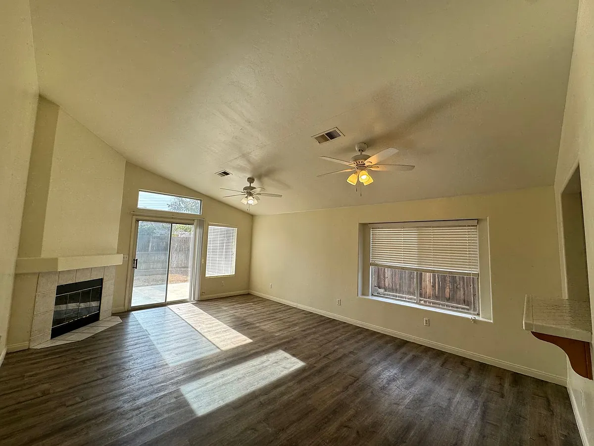 Building Photo - 9109 Chattaroy St