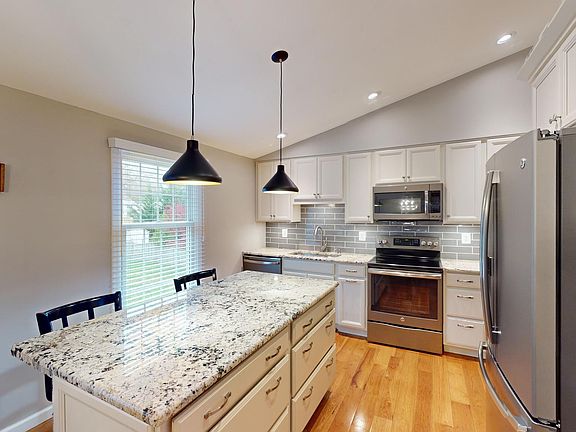 3rd image of 290 Berkeley Dr
