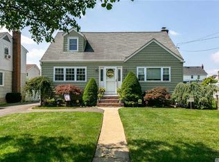 2074 Maple St, Wantagh, NY 11793