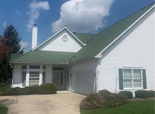 16 Golf View Ln #12, North Olmsted, OH 44070