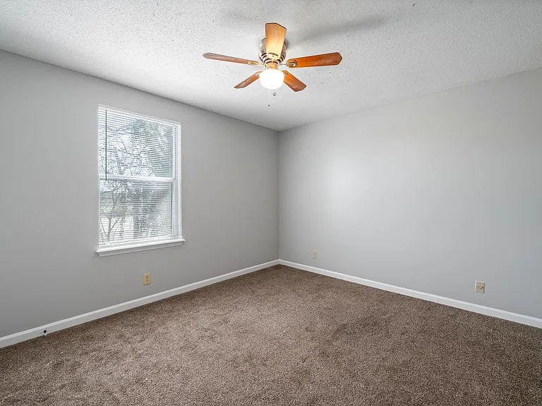 Kingsbury Dr - 923 — Photo 15