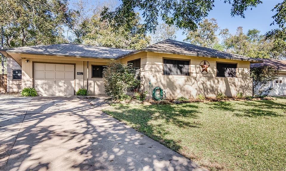 1st image of 221 Palm Ln