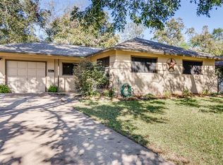 221 Palm Ln, Lake Jackson, TX 77566