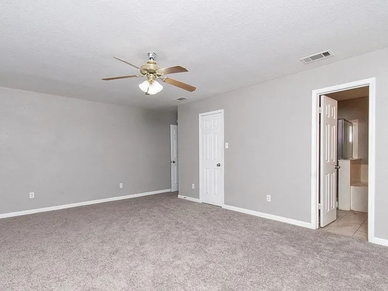 4106 Ambrose Dr — Photo 4