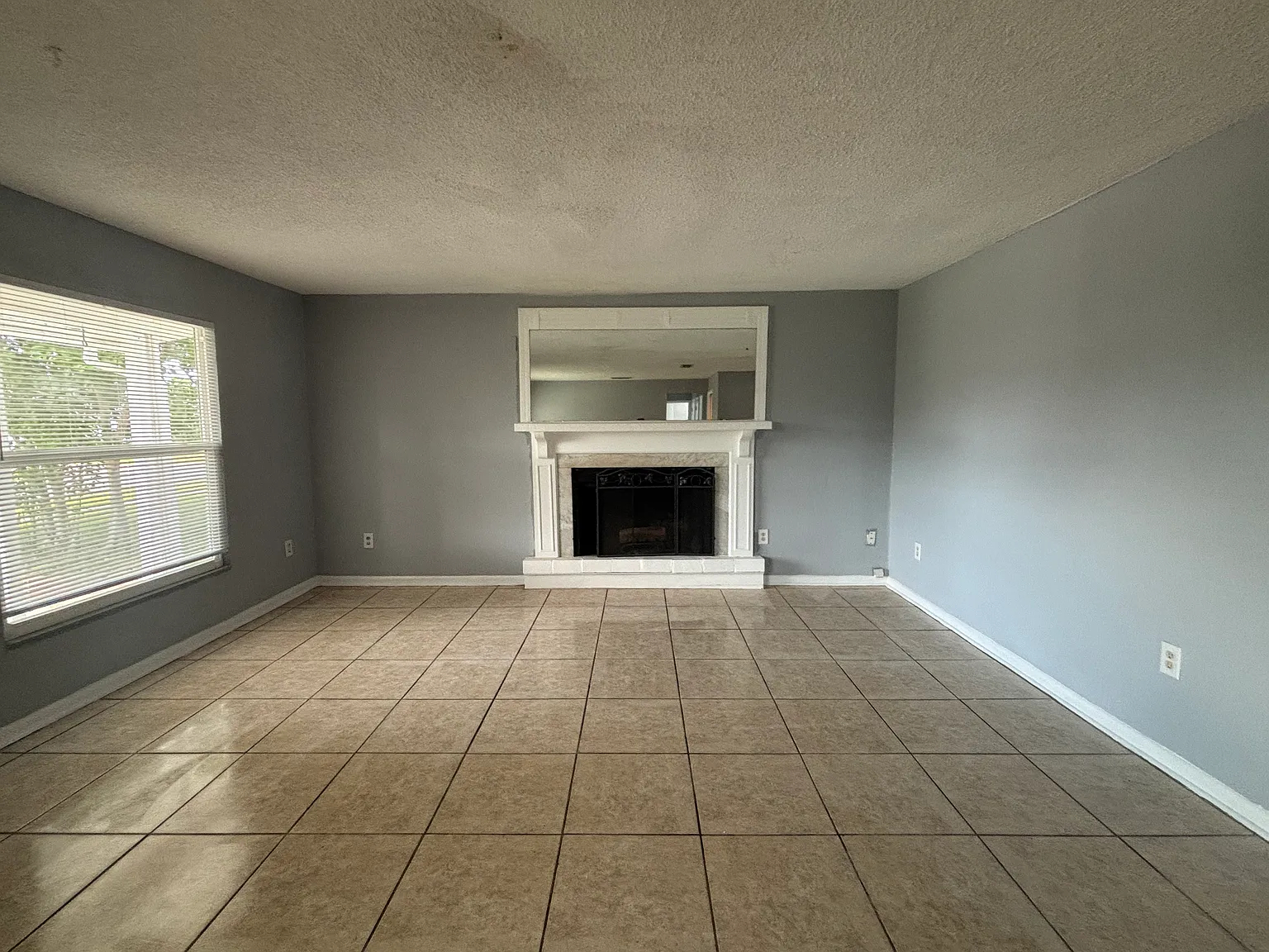 3 bed, 1029 sqft, $1,875 — Photo 3