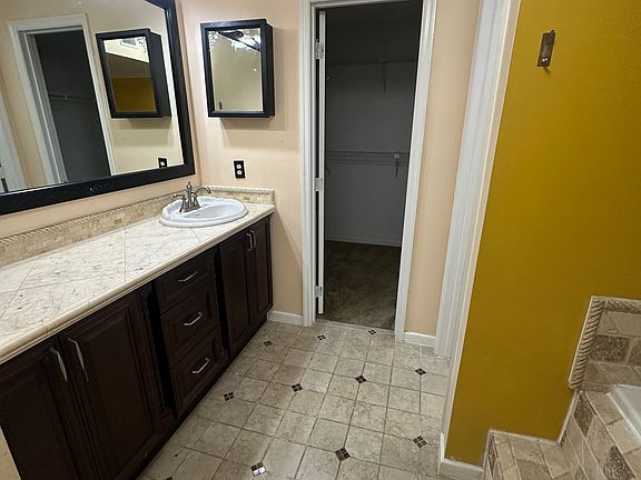 3rd image of 913 Red Dandy Dr