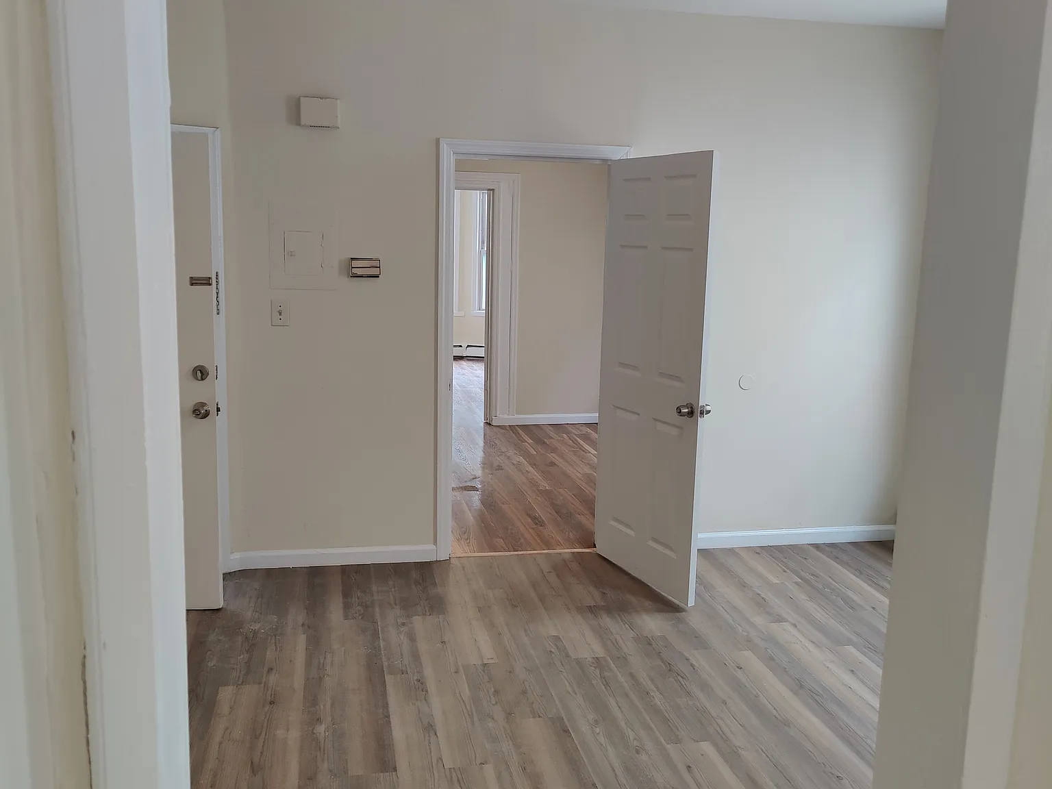 3 bed, 1900 sqft, $1,900 — Photo 2