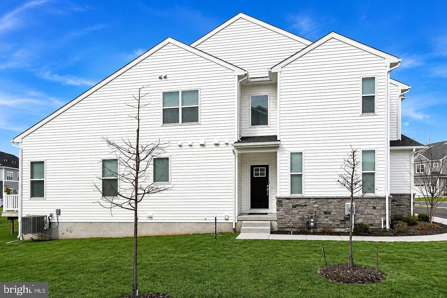 4 bed, 4.5 bath, 3662 sqft, $5,300 — Photo 2