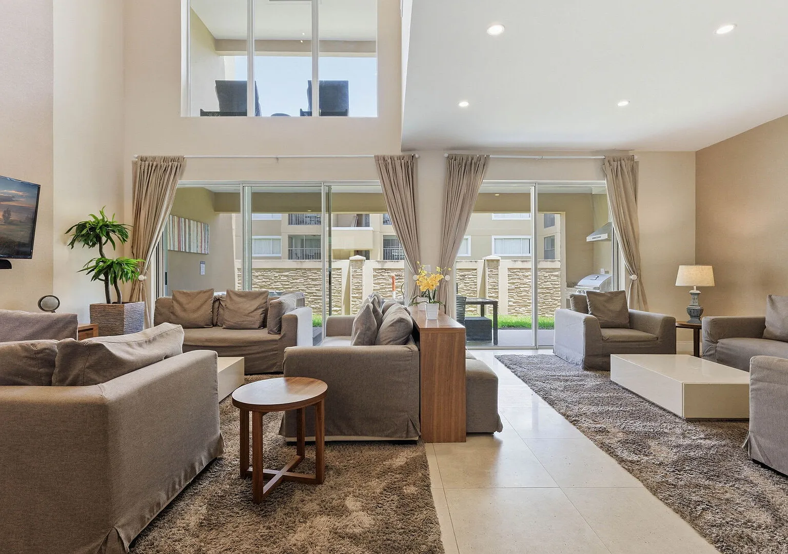 Upscale 3BR suites, Patio with BBQ & Jacuzzi — Photo 1