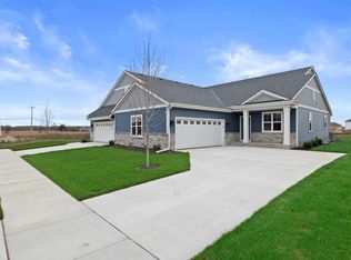 1586 Weston Ridge Rd, Oconomowoc, WI 53066