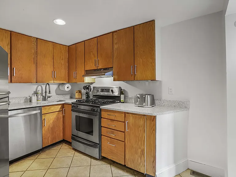 1732 Willard St NW #B — Photo 12