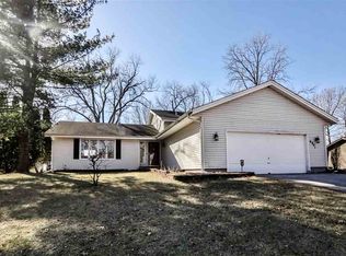 6841 Nestlewood Dr, Roscoe, IL 61073
