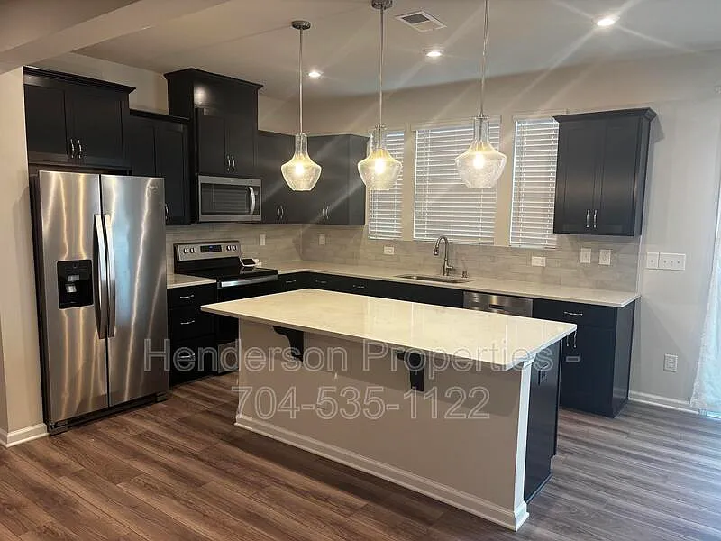 3 bed, 2.5 bath, 2282 sqft, $2,500 — Photo 1