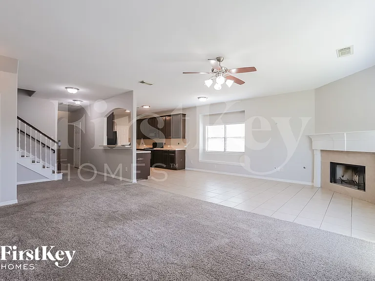 8015 N Tarrytown Crossing Dr — Photo 3