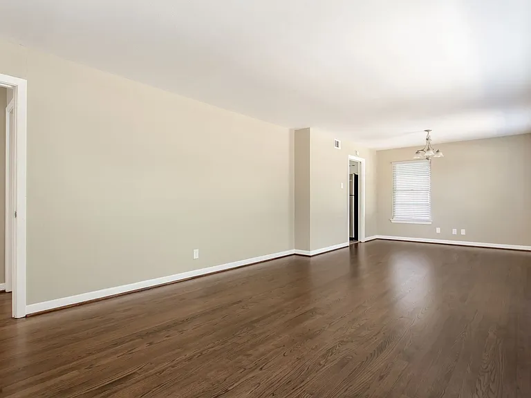 511 Classen Dr — Photo 3