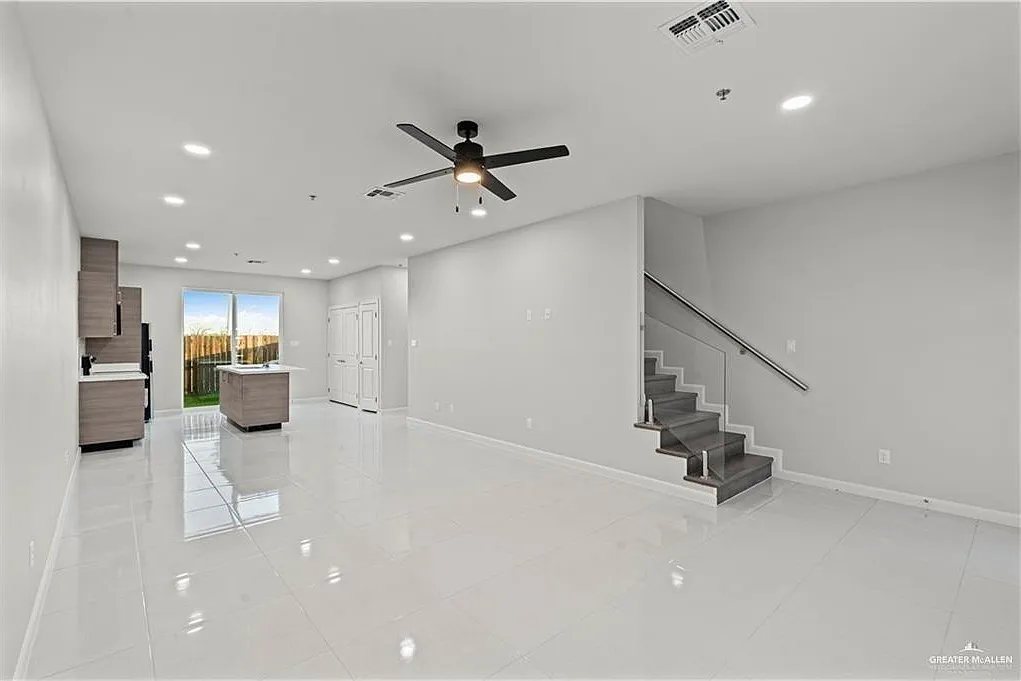 3 bed, 2.5 bath, 1350 sqft, $1,450 — Photo 4