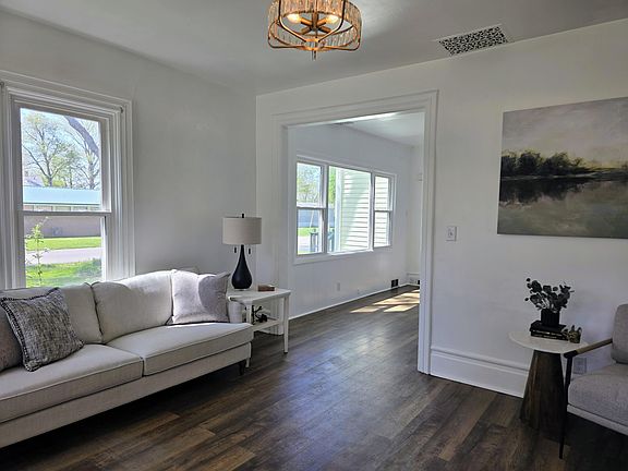 4th image of 403 Ann St
