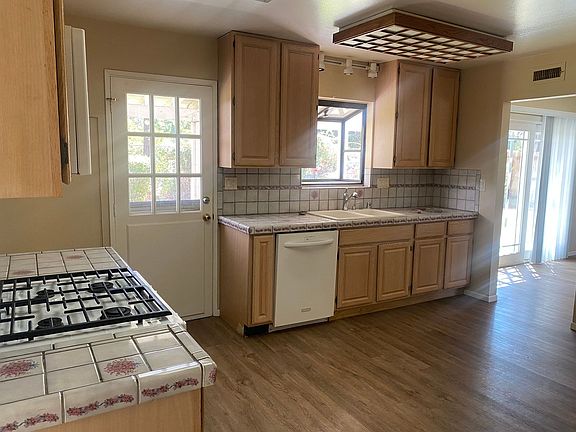 2nd image of 2648 Hollister St