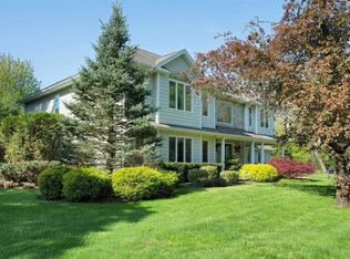 18 Oakridge Dr, Huntington, NY 11743